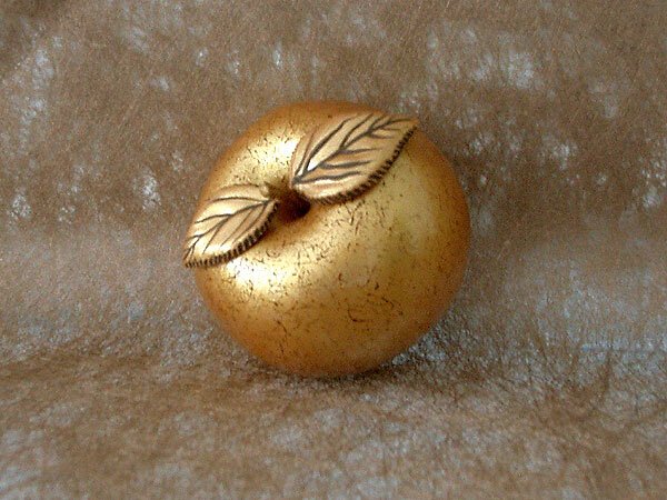 Мир золотое яблоко. Армянская сказка золотое яблоко. Яблоко украшение золото. Яблоки Голд. Золотое яблоко картинка.