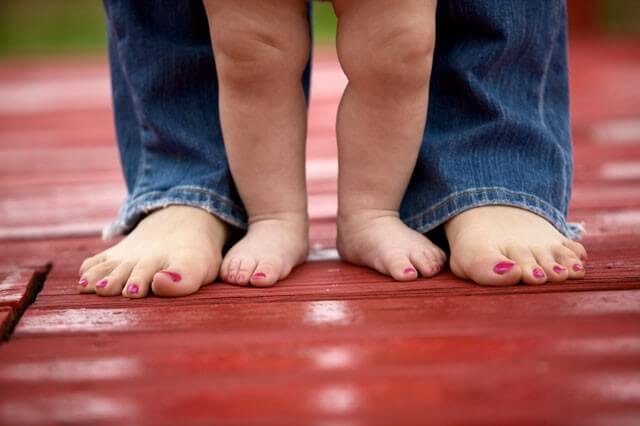 Ноги мамы для детей. Ноги мамы и ребёнка. Ноги детей девочек маленьких. Стопы детей девочек. Мама и дочка стопы.