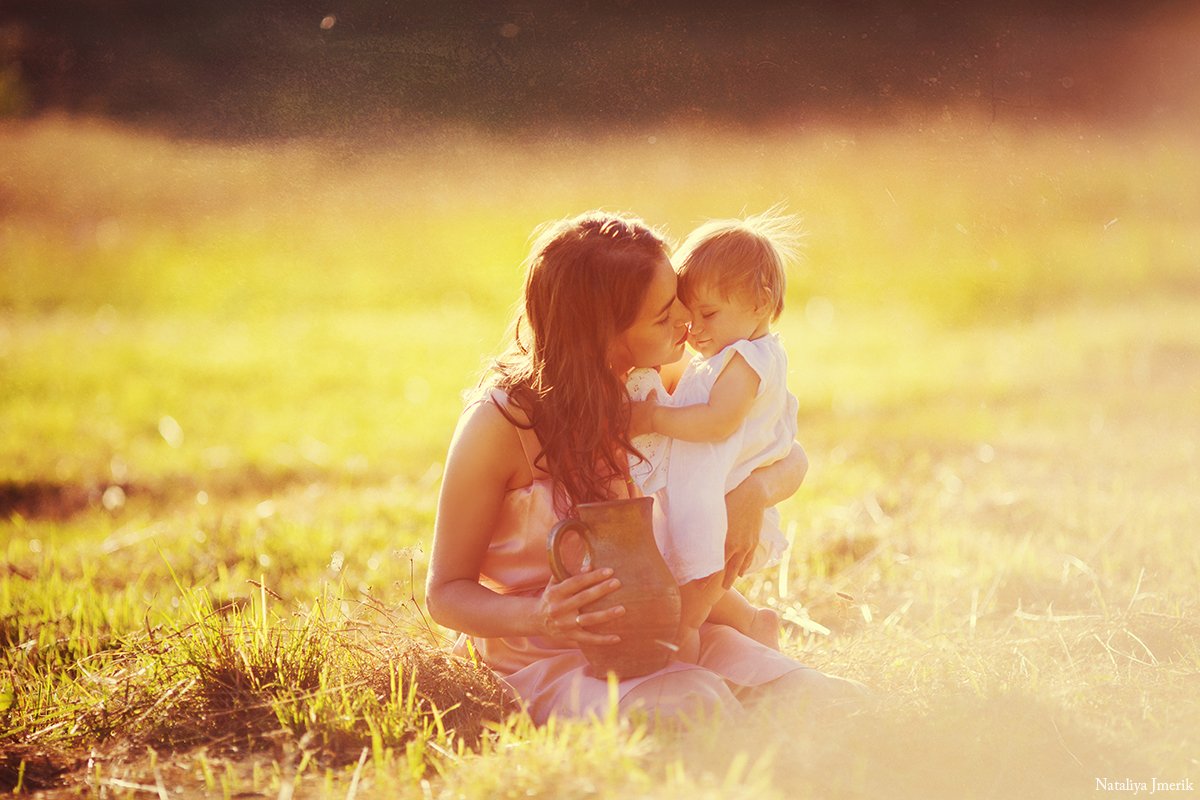 Мама и ее малышка. Мать и дитя на природе. Мама с ребенком на фоне природы. Мама ребенок и солнце. Фотосессия мама с младенцем.