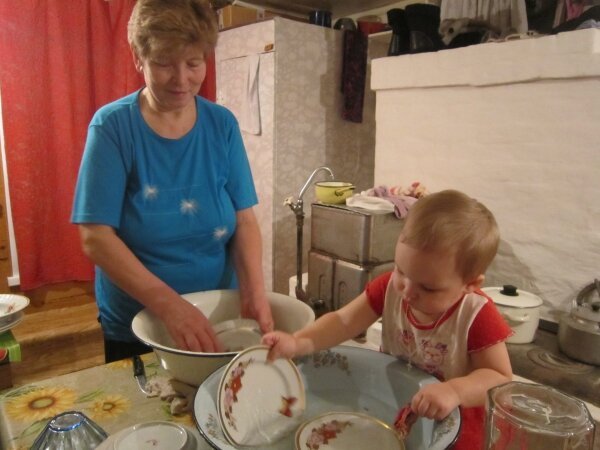 Мама моет бабушку. Тазик для мытья посуды. Мытье детской посуды в тазике. Картина мама моет посуду. Моем посуду в детском саду.
