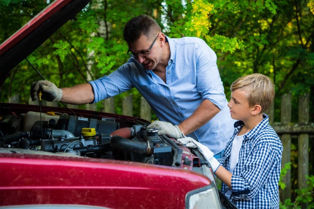 Мальчик чинит машину. Папа с сыном ремонтируют машину. Подросток чинит машину. Папа чинит машину