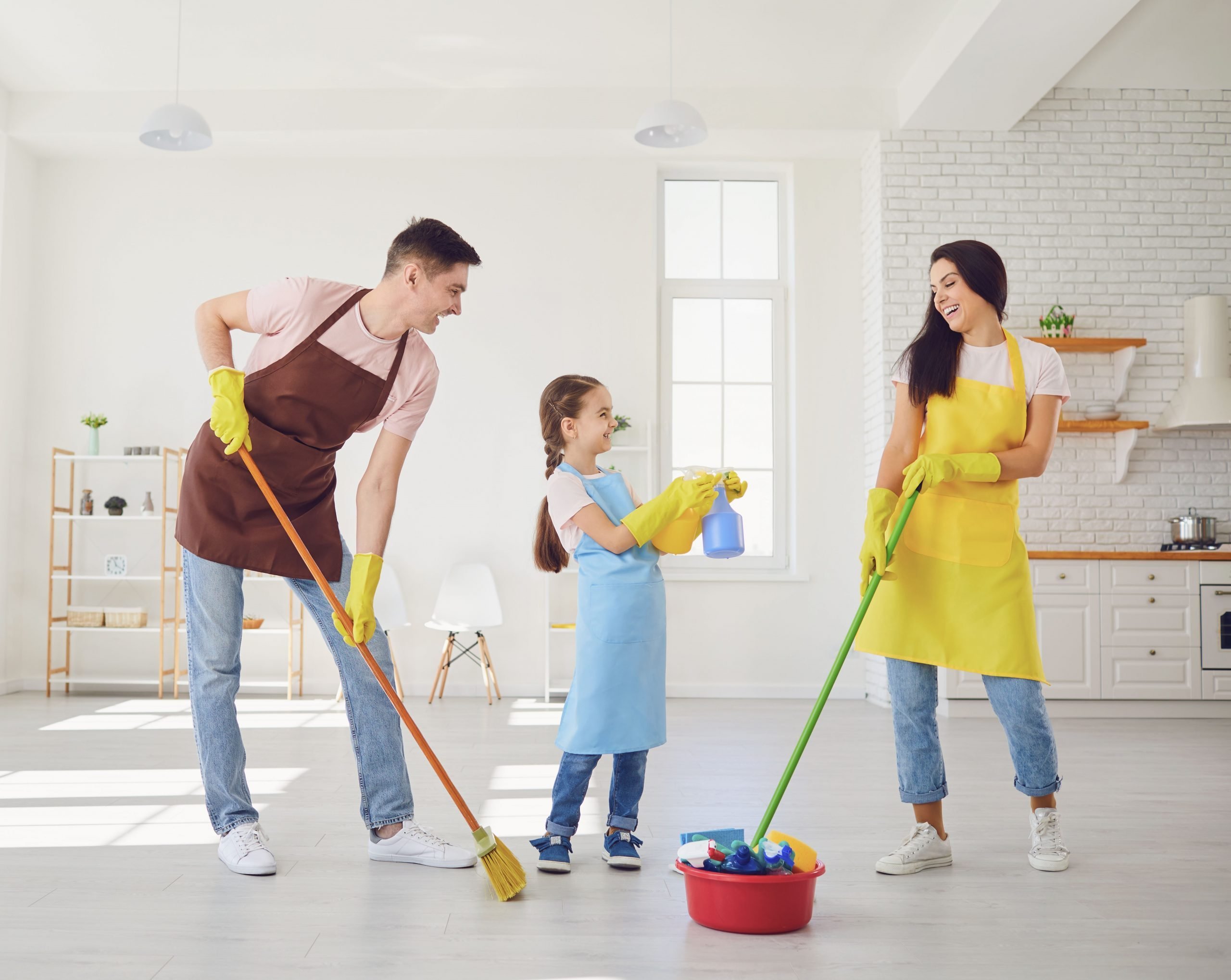 Дети должны убираться. Семья уборка. Убираться в комнате. Семья убирается. Уборка квартиры всей семьей.