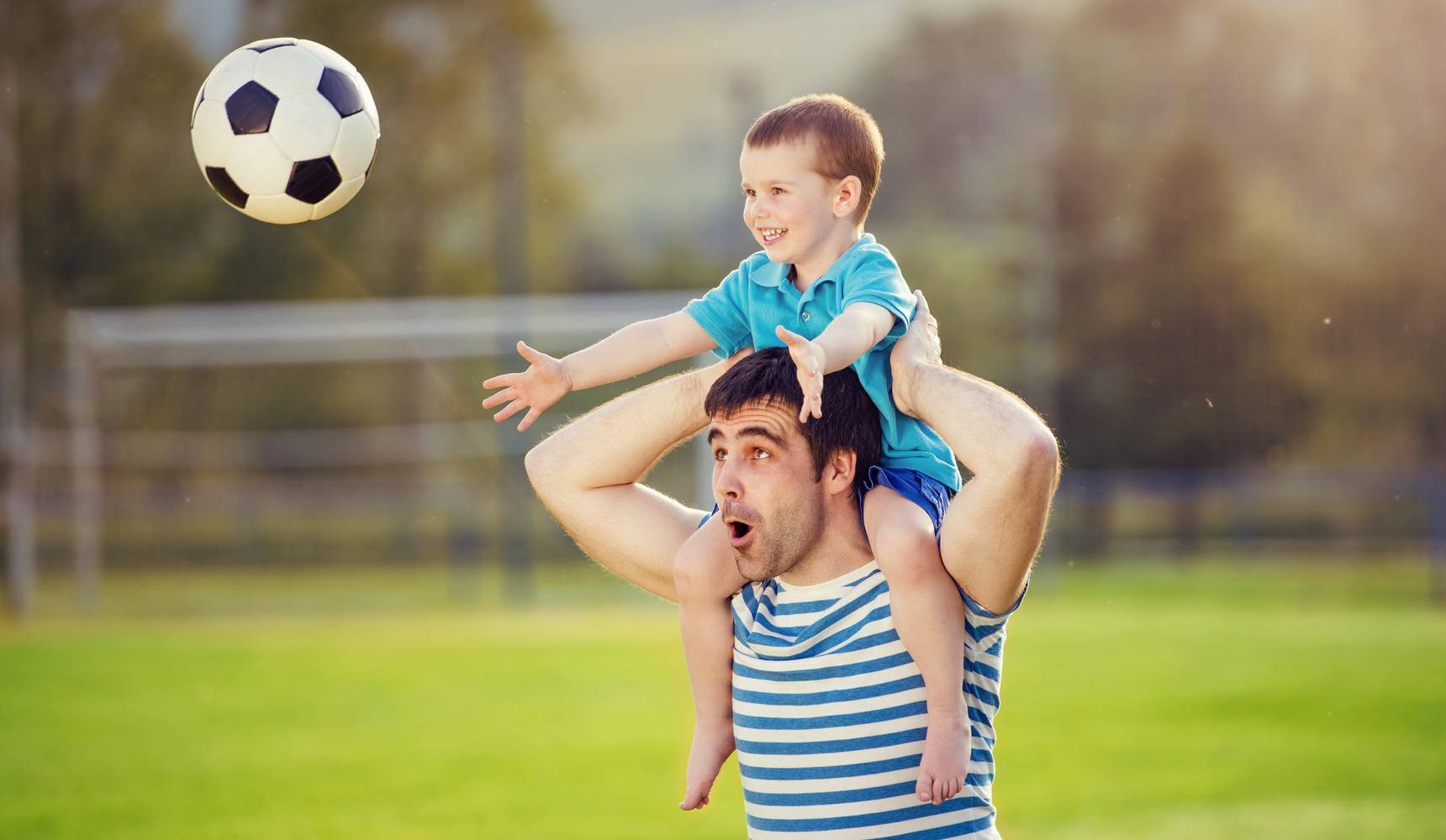 Папа играет в футбол. Футбол с сыном. Фотосессия сын футбол. Папа и сын футбол. Родители и дети футбол.