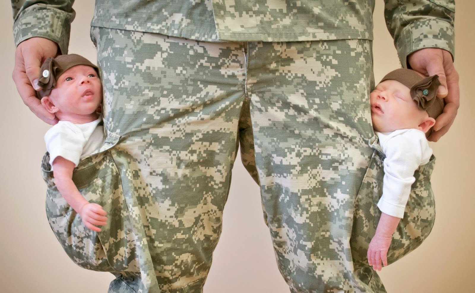 С днем сыновей военному. Военный с ребенком на руках. Солдат с ребенком. Малыш в военной форме. Папа военнослужащий.