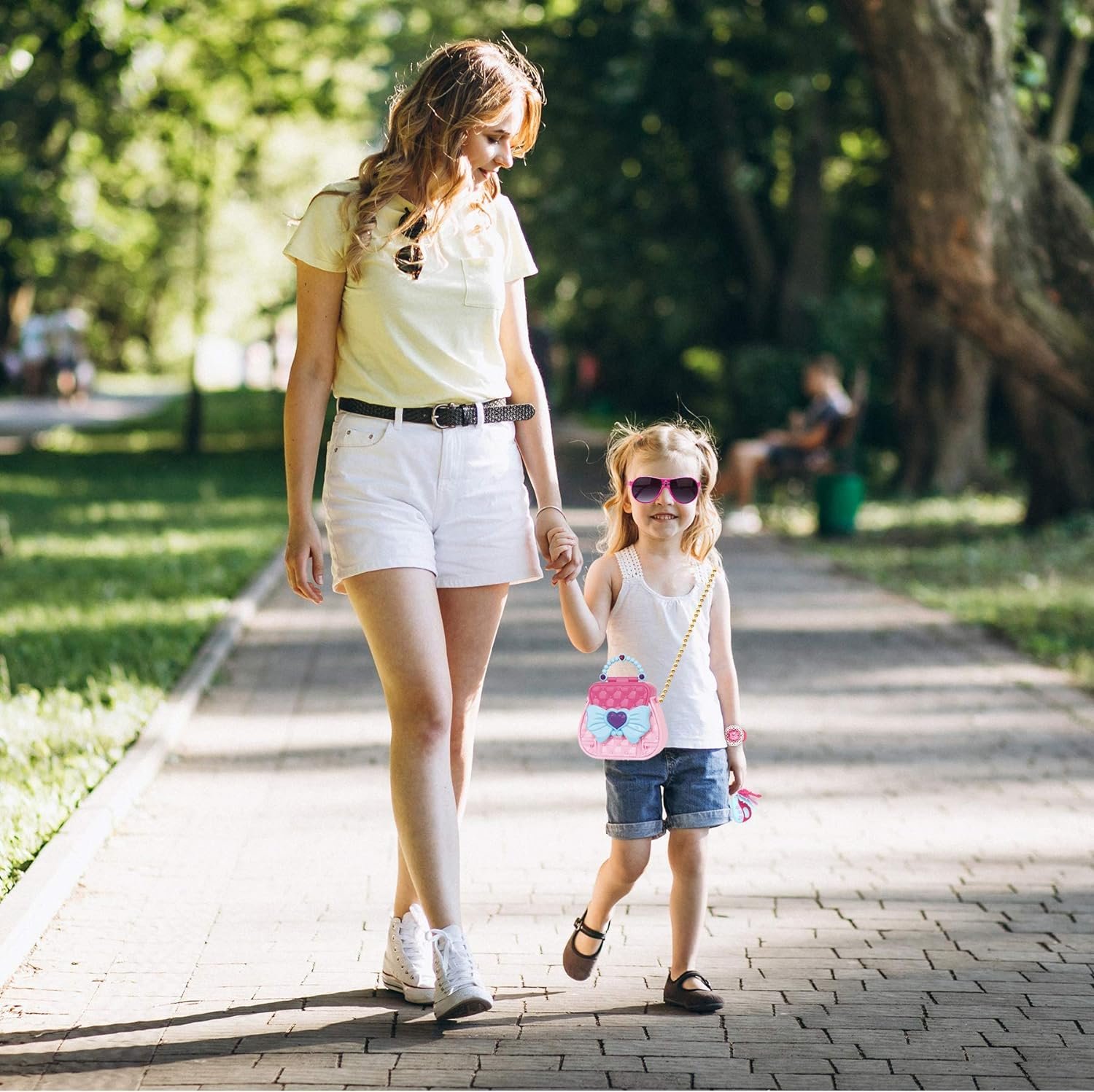 Стой мама идет. Мама с ребенком в парке. Дети на прогулке. Прогулка в парке летом. Мамочки на прогулке.