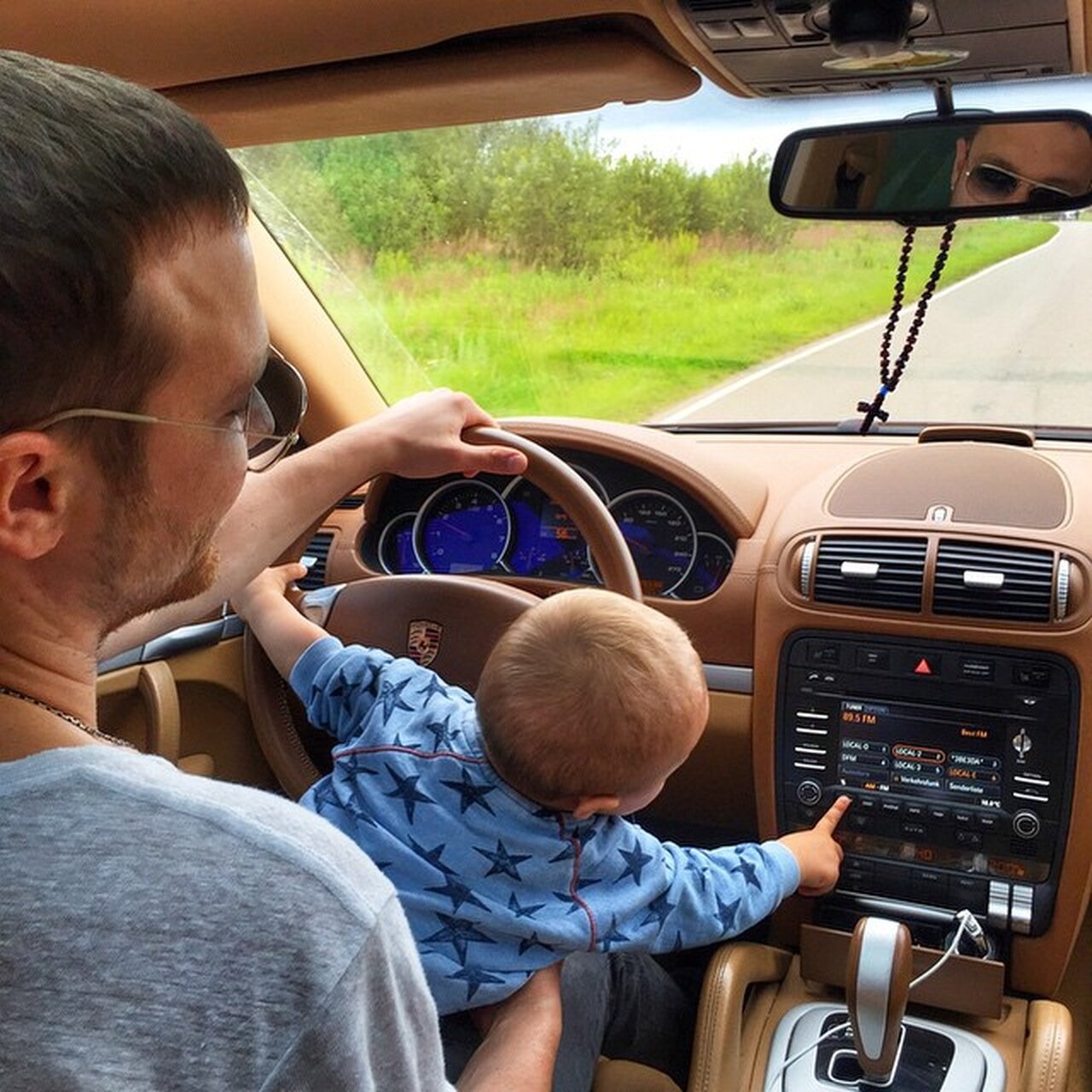 Коля с родителями едет на машине. Ребенок за рулем. Машина для детей. Папа с сыном за рулем. Ребенок с папой за рулем.