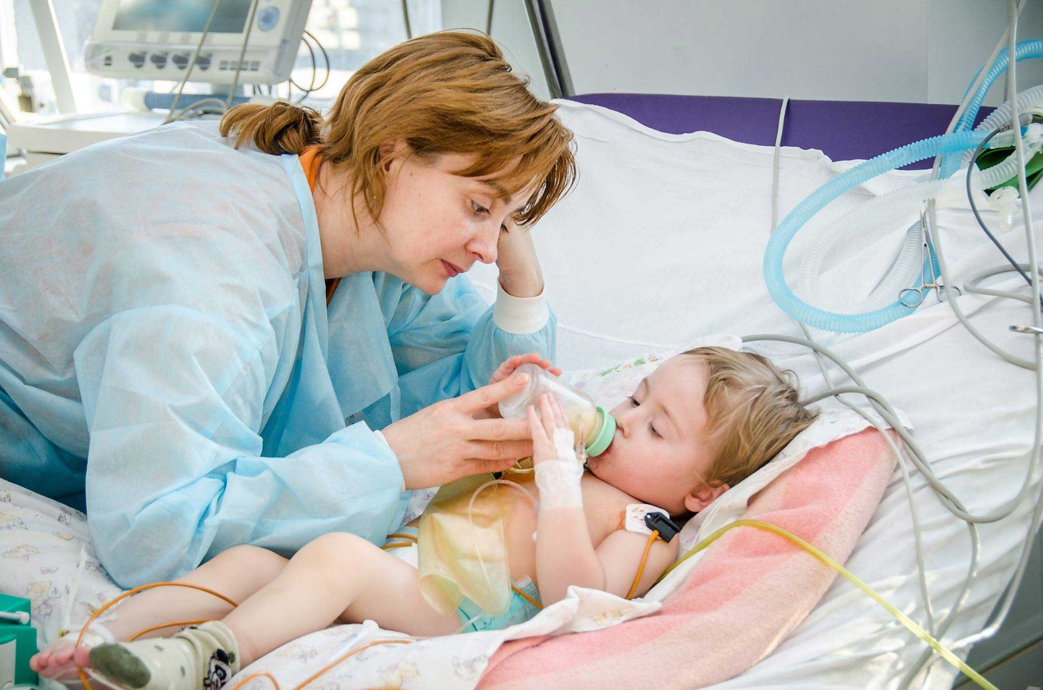 Детская реаниматология. Мама с ребенком в больнице.