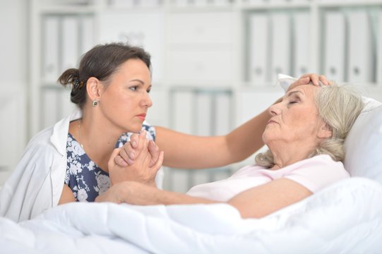 Женщина у постели больной матери