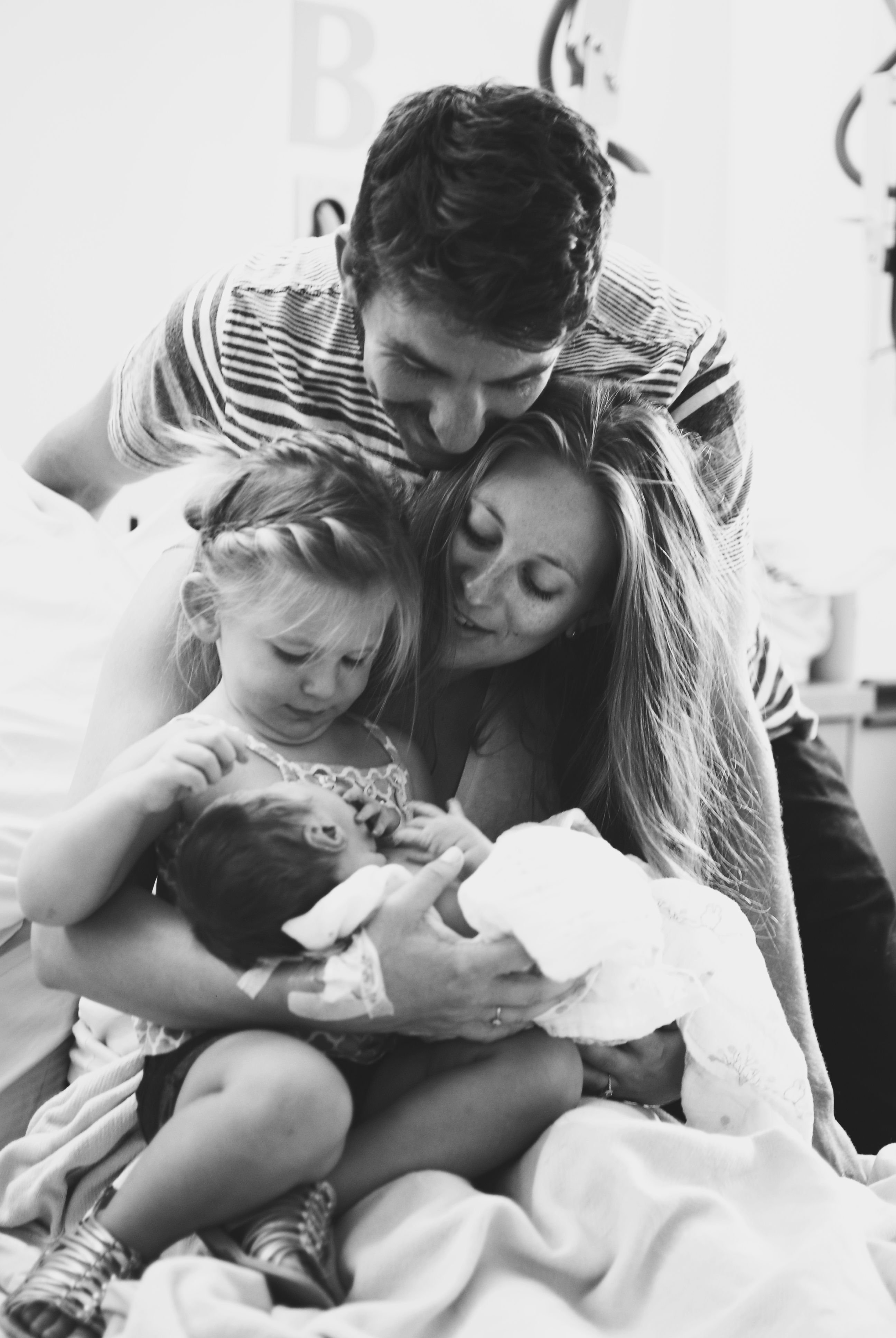 Мамка и дочь и отец. Пары с детьми. Фотосессия с двумя детьми. Красивая пара с детьми. Домашняя фотосессия с малышом.