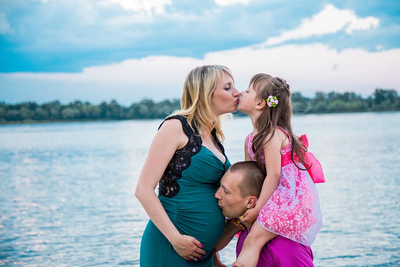 Мама дочь и ее муж. Фотосессия беременной с дочкой. Семейная фотосессия беременности. Фотосессия беременных с мужем и дочкой.