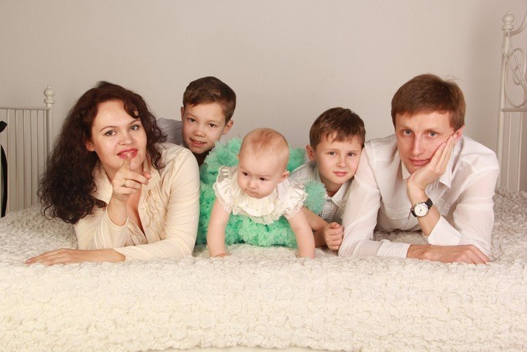 Папа мама братья и сыновья. Семья с тремя детьми. Семья двое детей. Фотосессия с тремя детьми. Мама с тремя детьми.