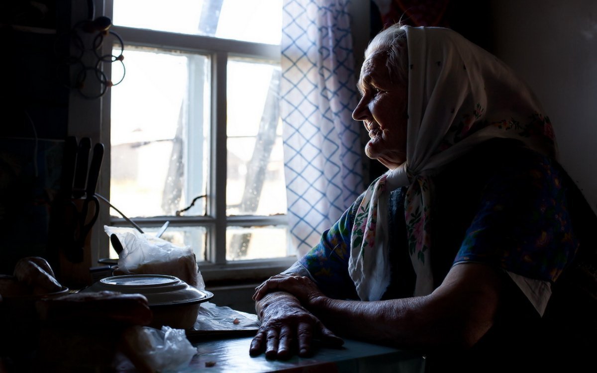 Бабушка в окошке. Бабушка у окна. Старенькая бабушка у окна. Мать ждет у окна.
