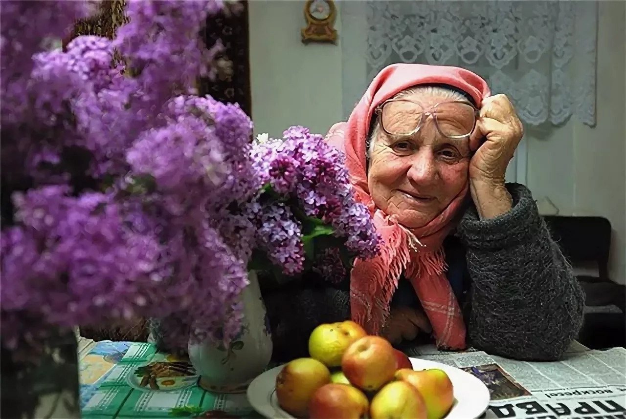 Добрая бабушка. Пожилая женщина. Фотографии бабушек. Старенькая бабушка.