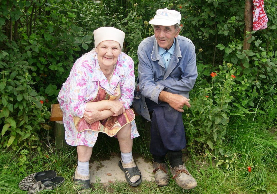 Мои бабушка и дедушка живут на окраине. Пенсионеры на даче. Старики в деревне. Бабушка и дедушка в деревне. Деревенские люди.