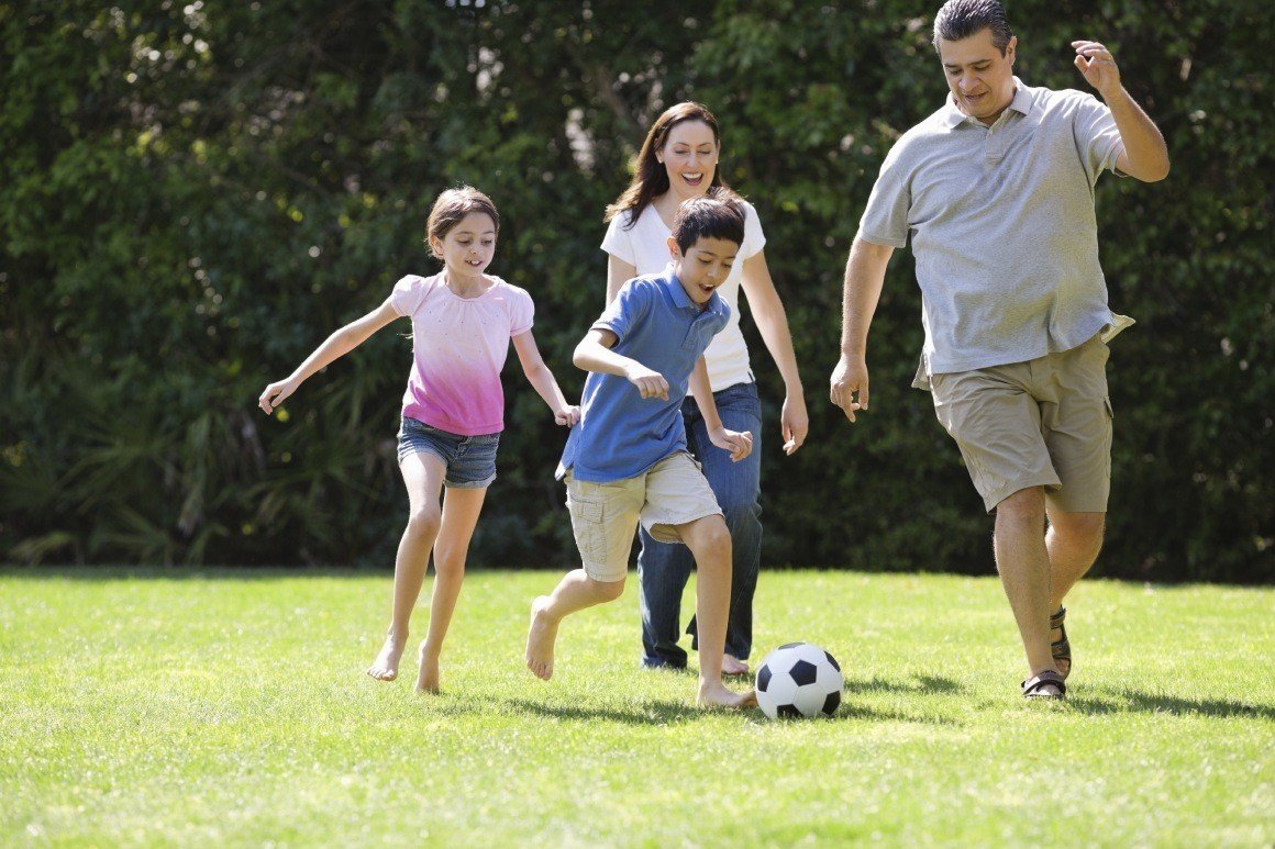 Семья играет в футбол. Спортивная семья. Дети на свежем воздухе. Спортивная семья на природе. Семья на футболе.