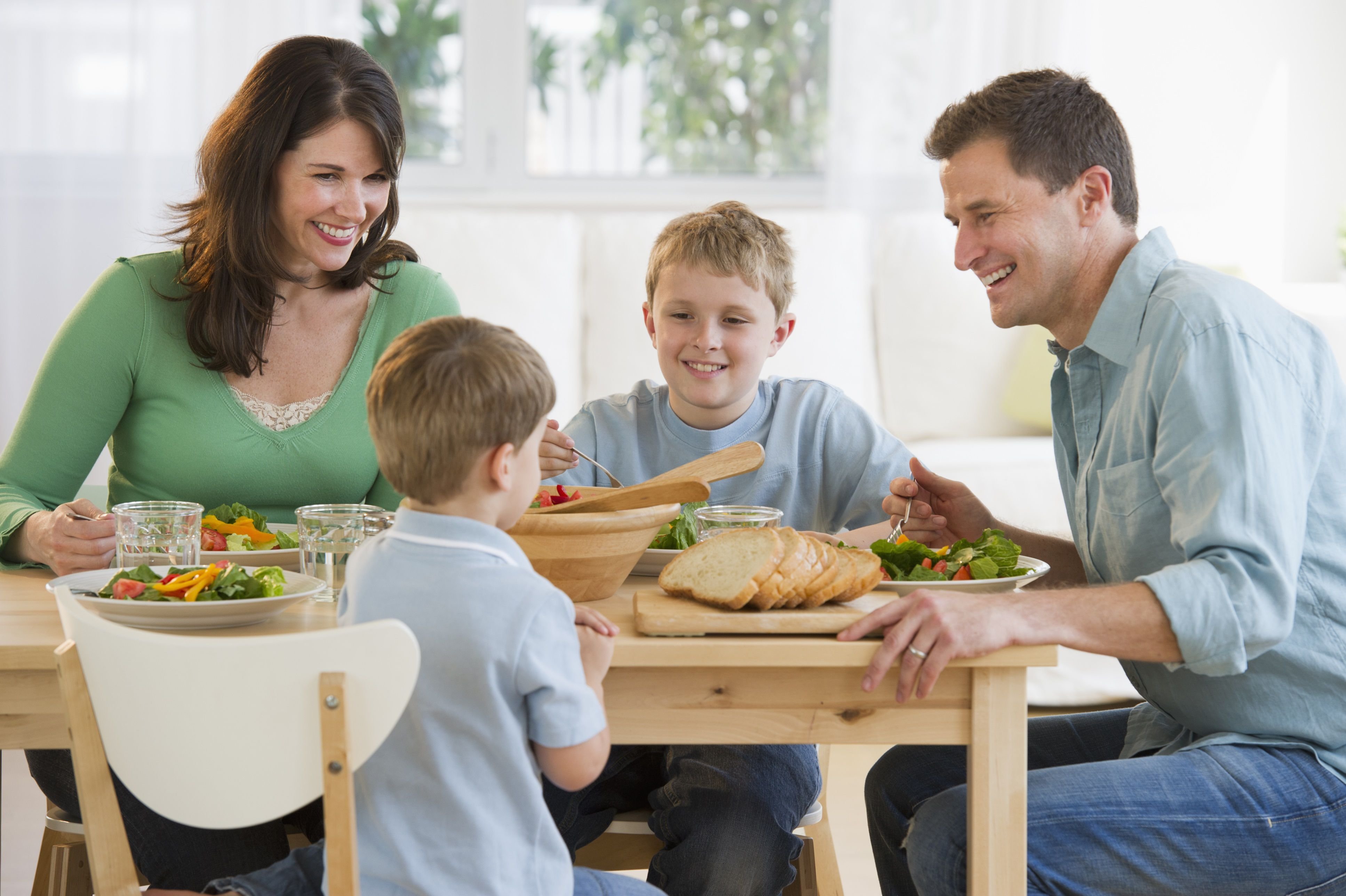 Почему дети любили ужинать со взрослыми. Семья за столом. Семья за обеденным столом. Семейный завтрак. Семейный ужин.