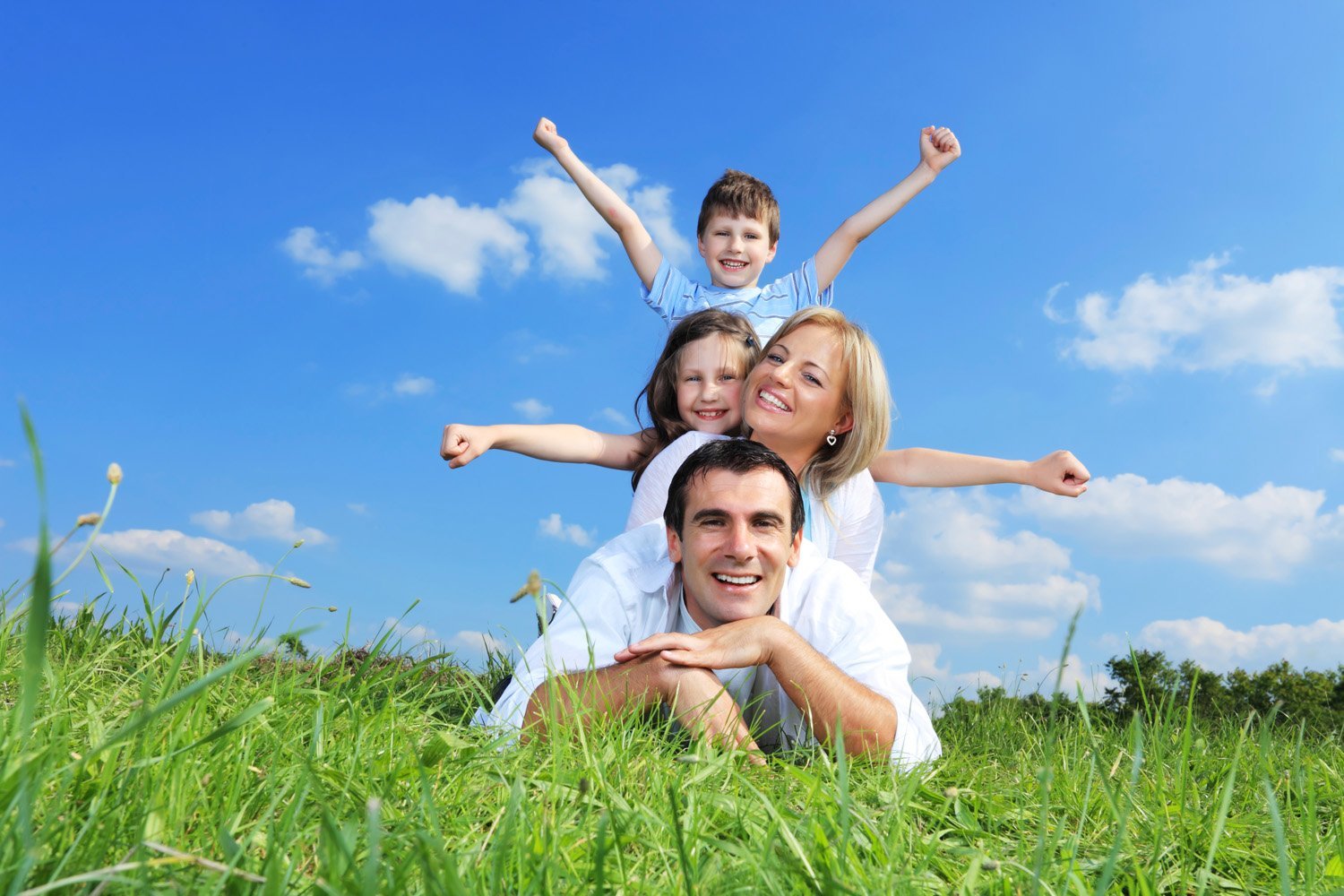 Родителей заботящихся о здоровье. Счастливая семья на природе. Счастливые люди на природе. Семья радость. Здоровая семья.