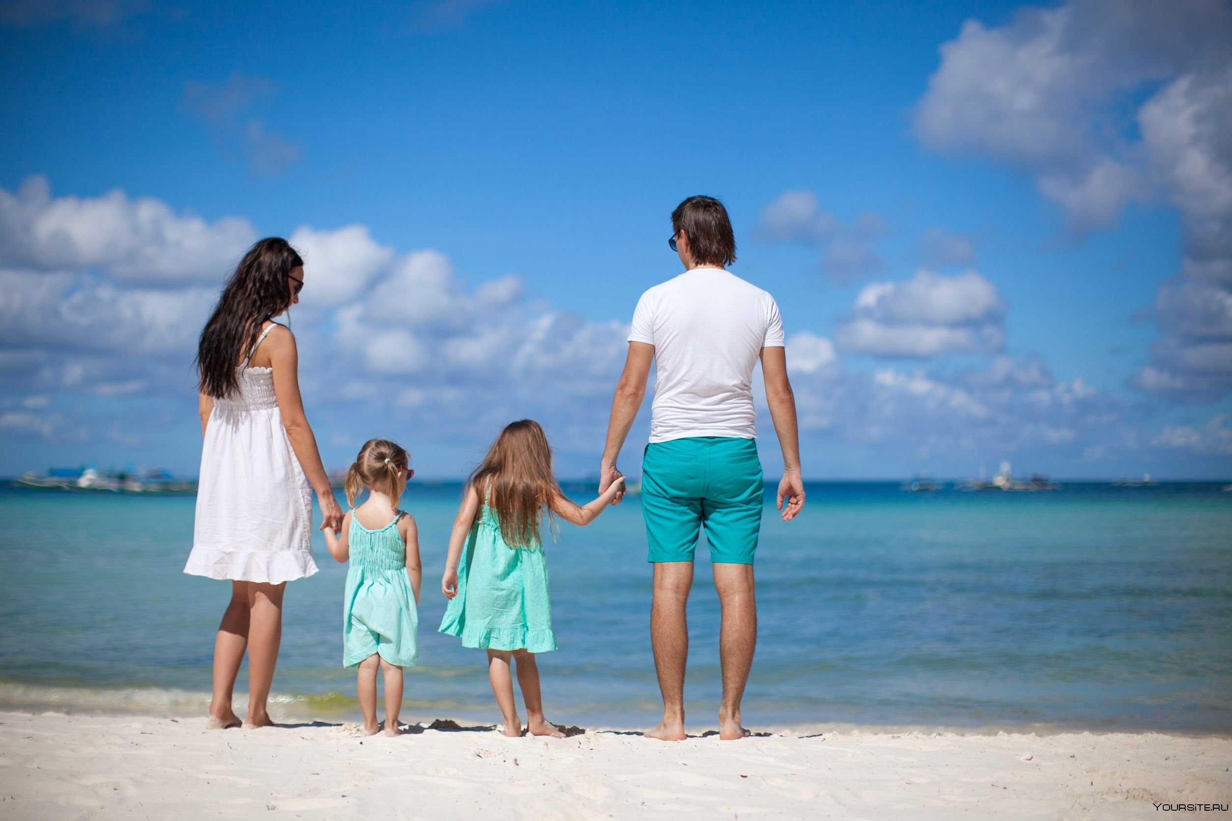 2 дочки и 1 папа. Семейная фотосессия на море. Ребенок в семье. Семья на море. Семья с дочкой на море.
