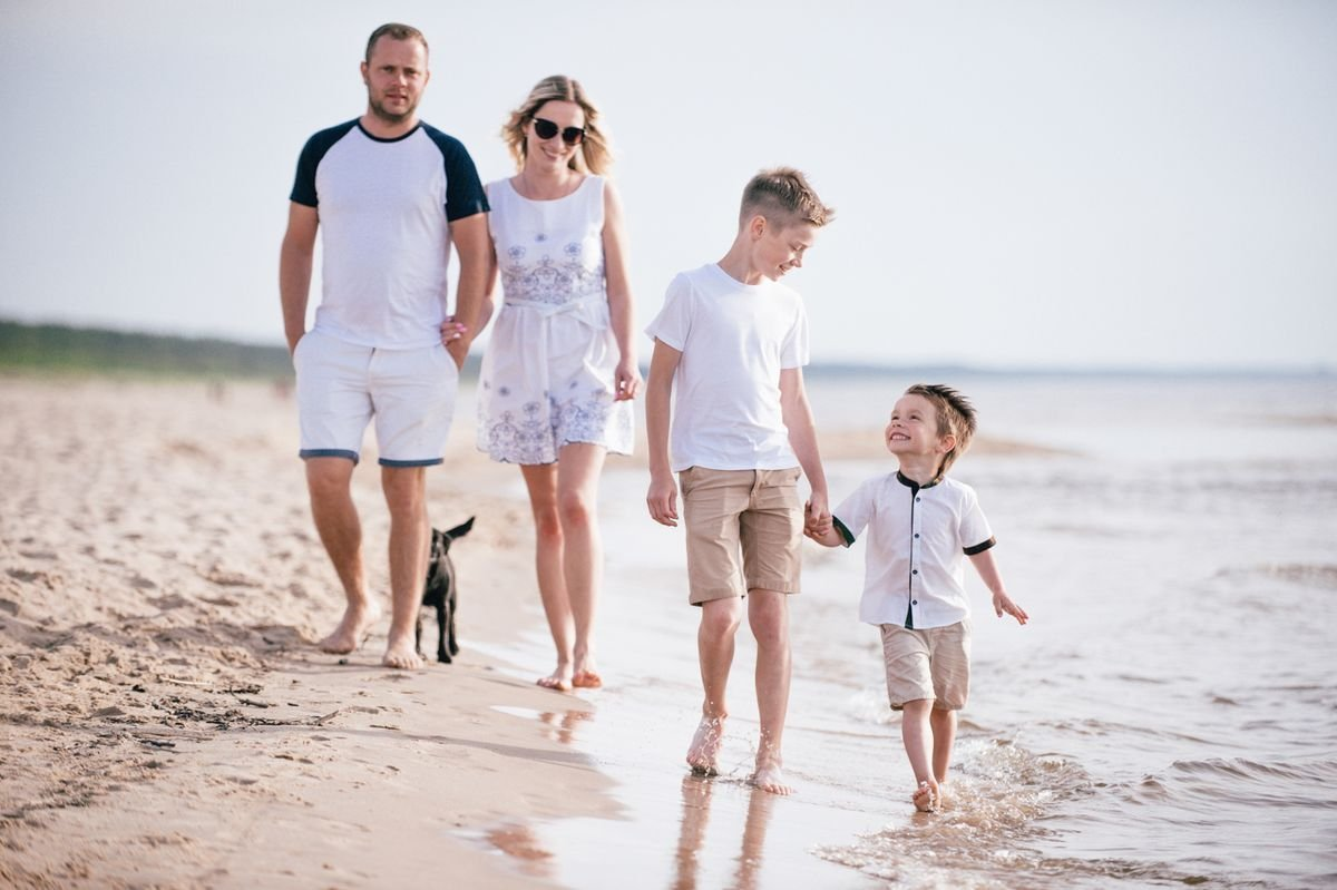 Стать крепкой семьей. Счастливая семья. Семейная фотосессия. Семья на берегу моря. Счастливая семья на море.