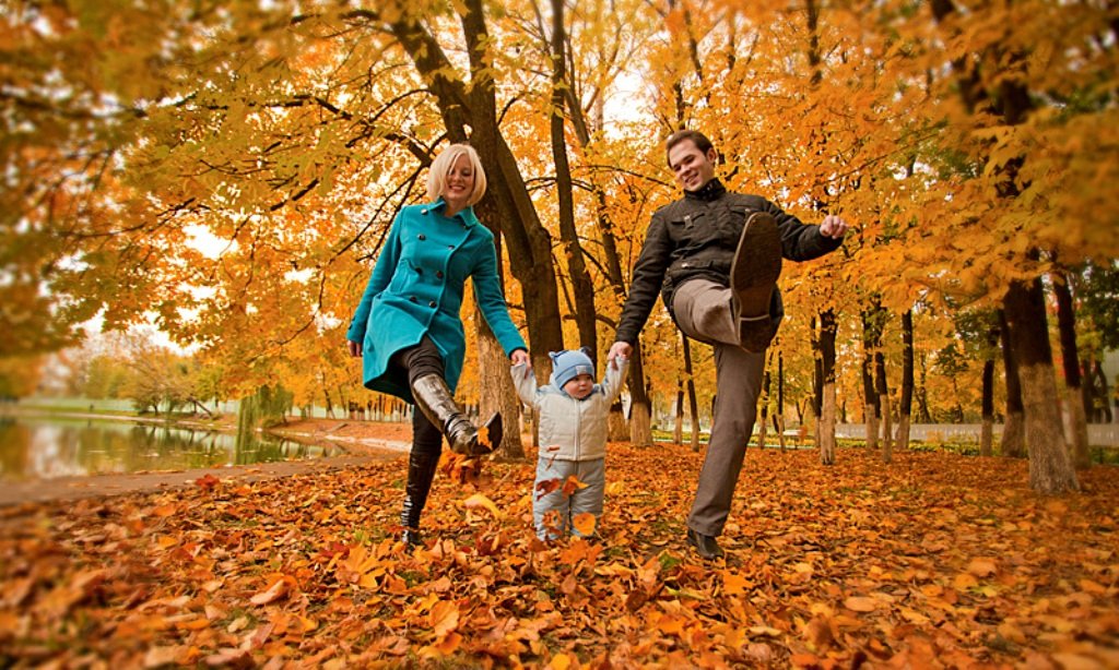 Главная роль осень. Осенние прогулки с детьми. Осенняя прогулка. Прогулка в осеннем парке. Прогулка в парке осень семья.