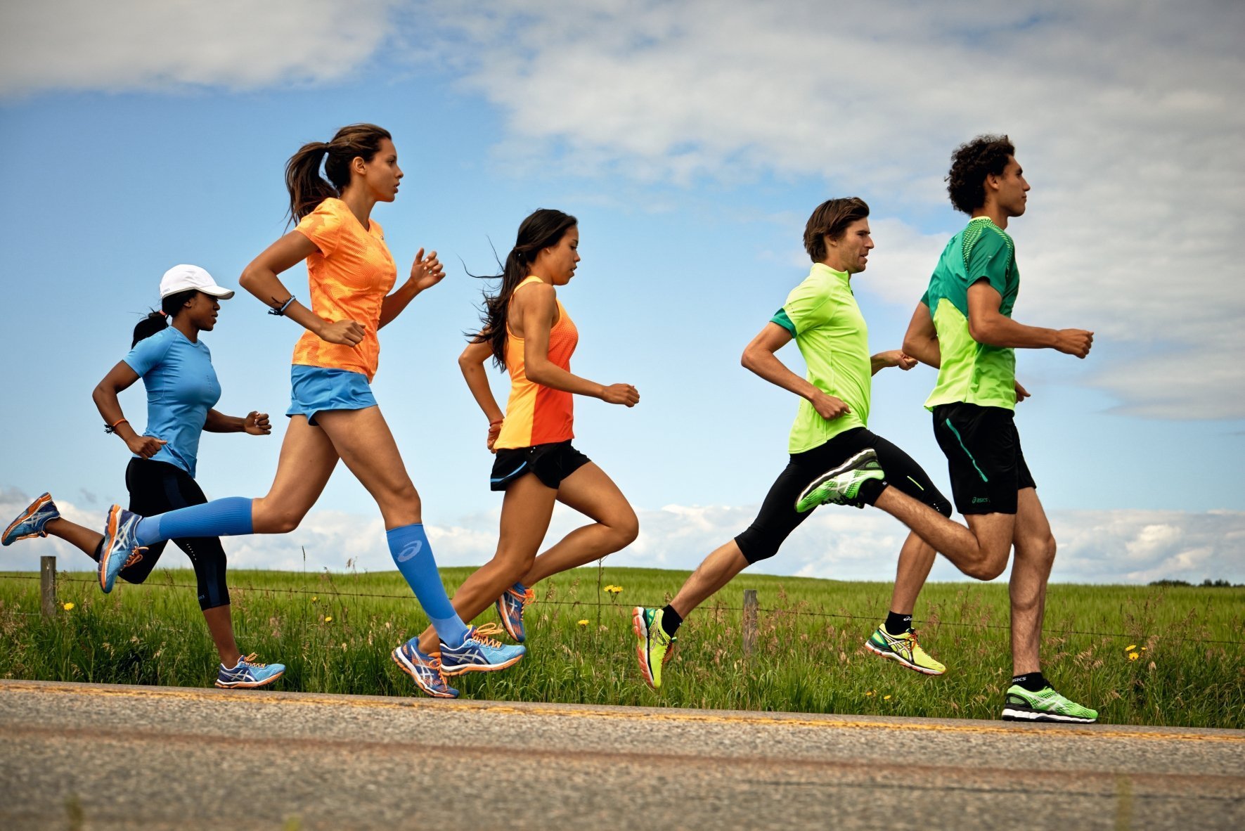 Двигательные действия человека. Спорт бег. Спортивные люди. Бегущий человек. Занятие физкультурой и спортом.