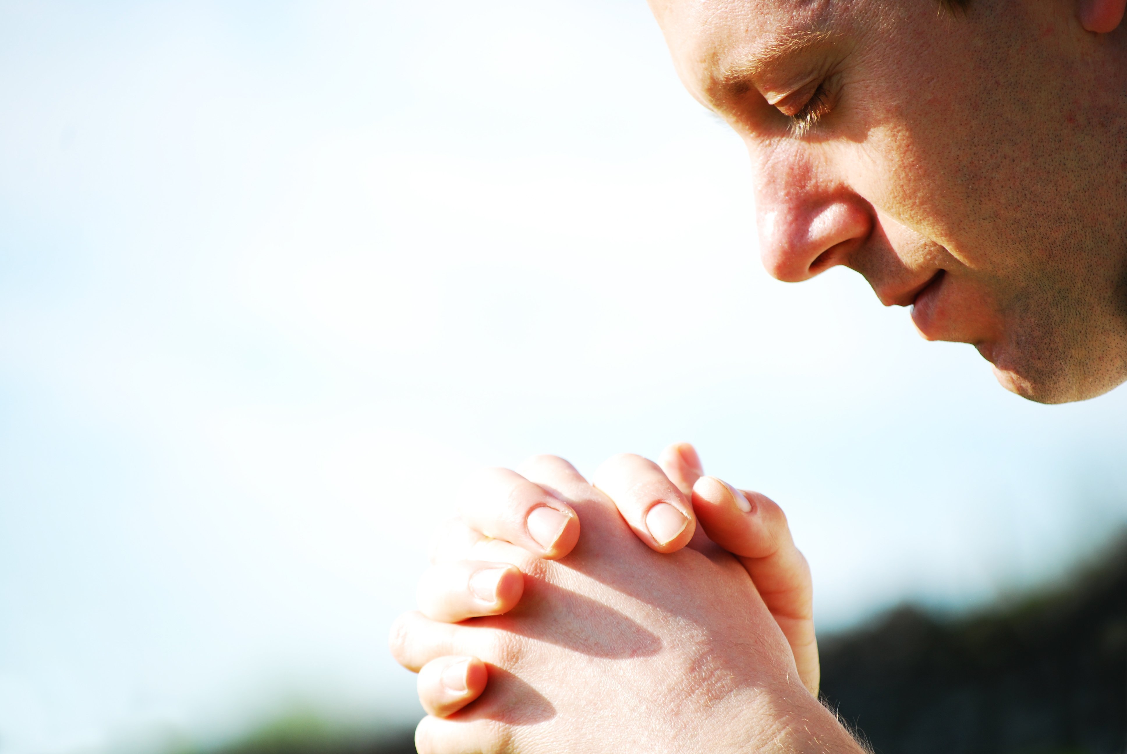 Прощение эмоций. Человек молится. Человек молится Богу. Мужчина молится. Человек в молитве.