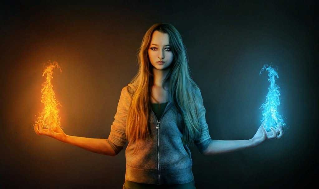 Я ловлю огнем. Огонь в руке. Девушка с огнем в руках. Магия в руках. Фотосессия с огнем.