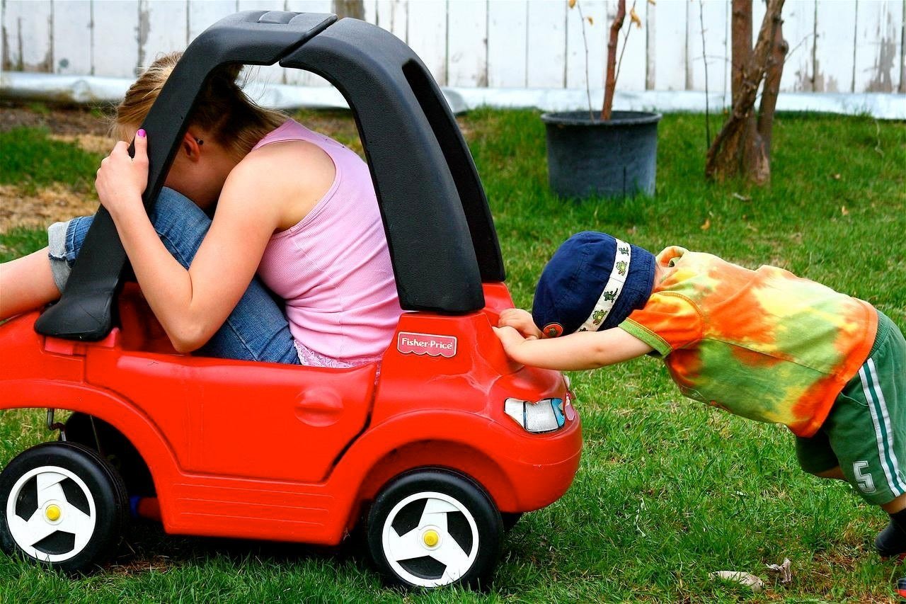 Машинки там всякие. Машинка детская смешная. Толкают машину. Смешные детские машины. Маленькая машинка для человека.