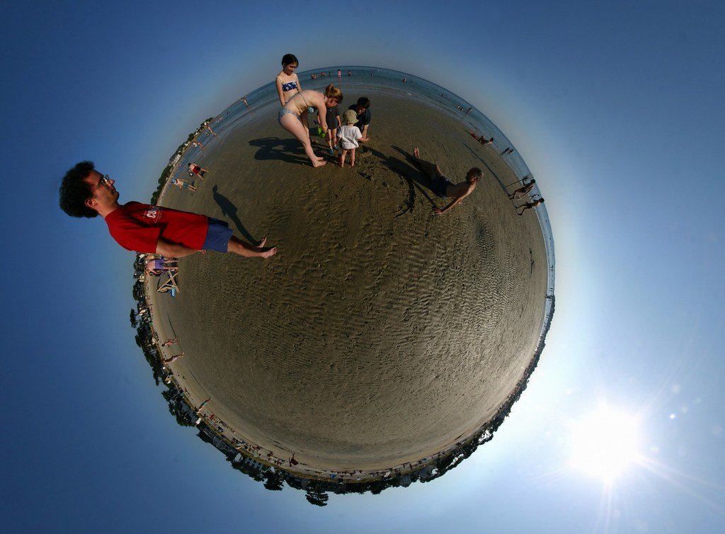 Сделать фото шар. Круговая панорама с людьми. Сферическая панорама с людьми. Круглый человек. Сферическое изображение.