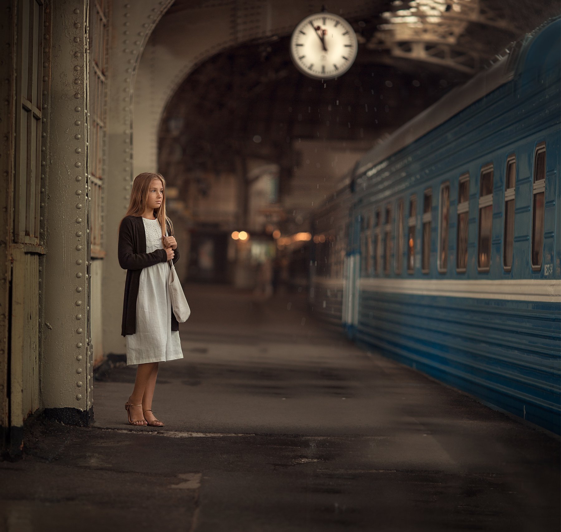 Девушка в поезде. Девушка провожает поезд. Девушка на вокзале. Ожидание поезда.