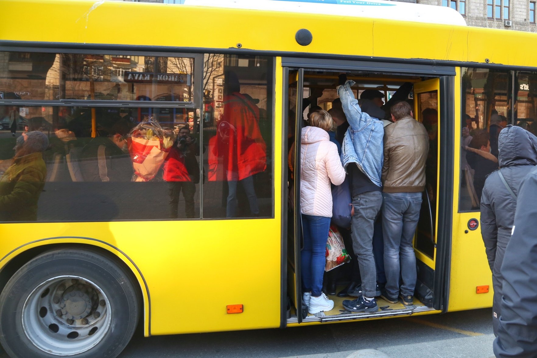 Каждое утро автобус. Переполненный общественный транспорт. Автобус битком. Люди в переполненном автобусе. Набитый автобус.