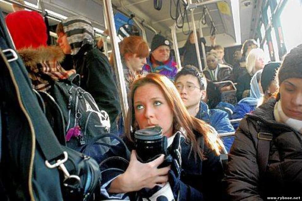 Москва едет на работу. Люди в общественном транспорте. Утро в общественном транспорте. Женщины в общественном транспорте. Люди в общественном транспорте зимой.
