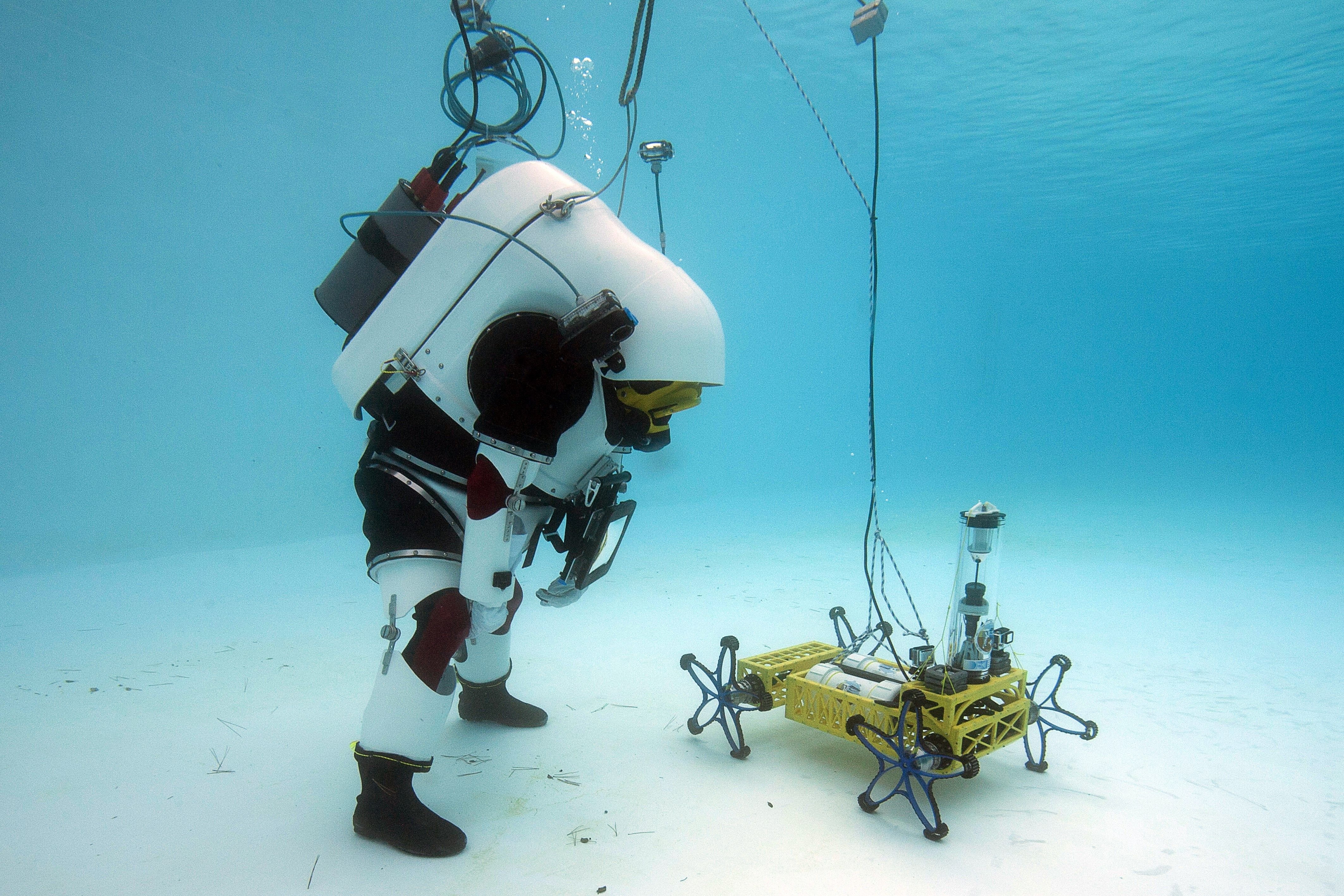 Использование подводных роботов. Подводный аппарат Sea Wasp. Подводный аппарат AUV-200. Робот подводный исследователь. Плавающие роботы.