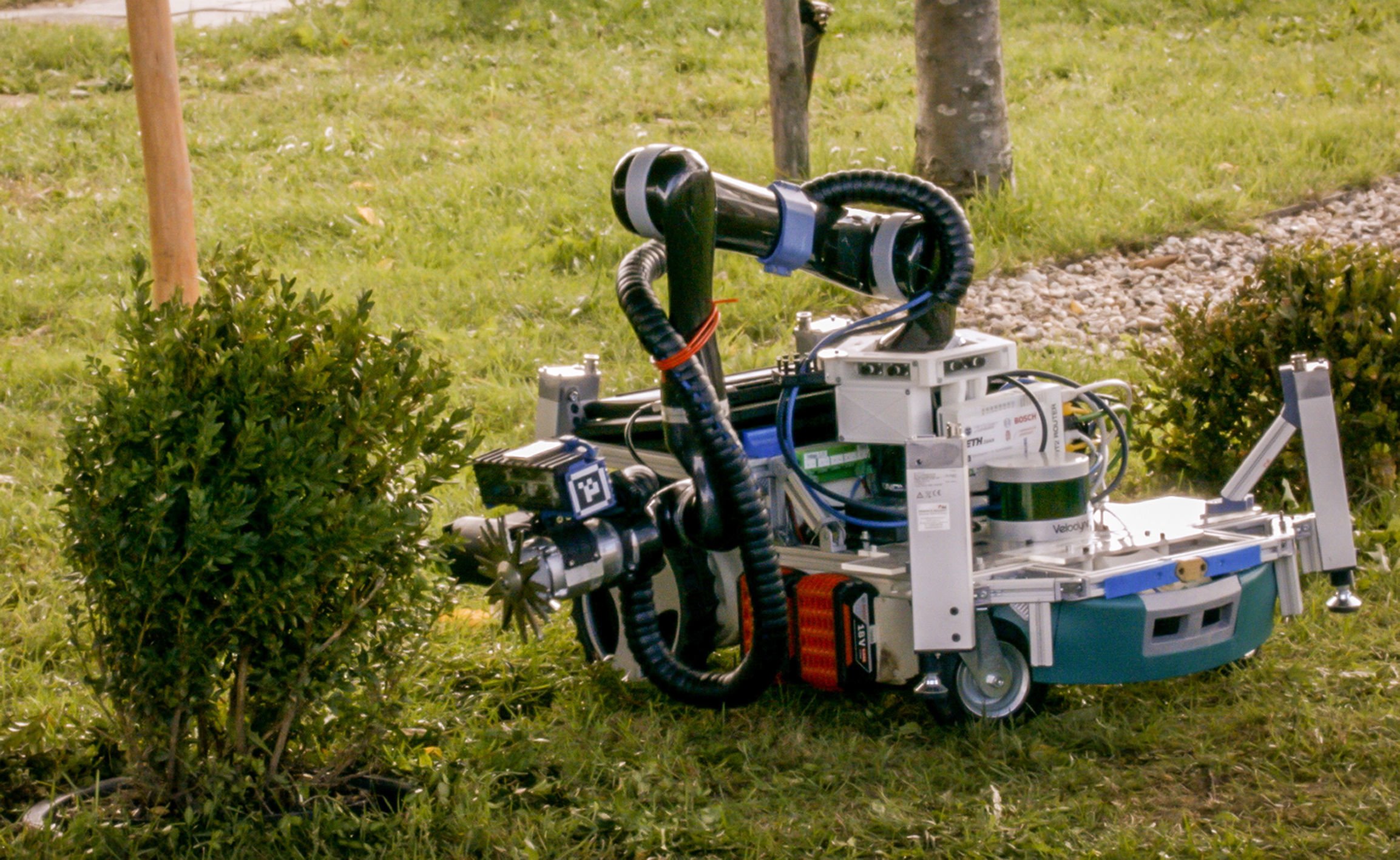 С помощью какого устройства робот уничтожал сорняки