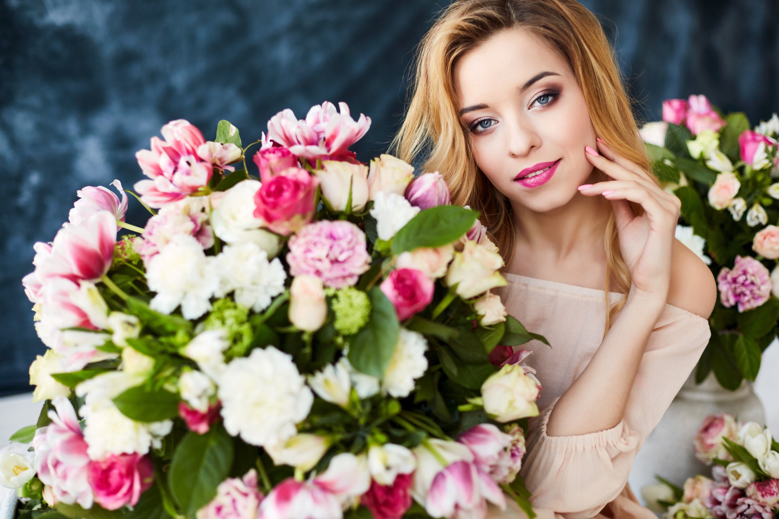 Девушка нюхает цветы: изображения без лицензионных платежей