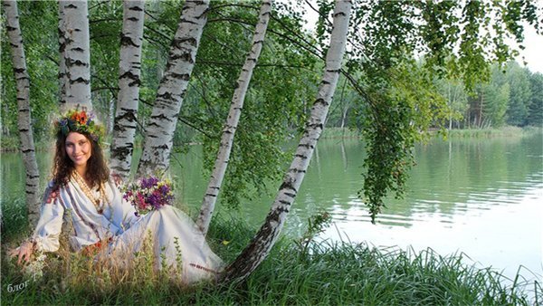 Русская девушка у березы