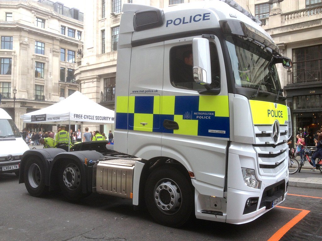 Грузовик полиция. Скания полиция трак. Mercedes Police Truck. Полицейский грузовик Скания. Police фургон ман.