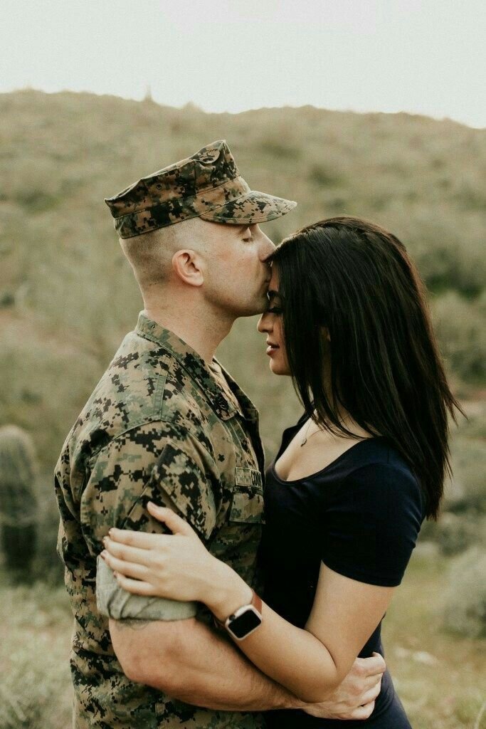 Парень и девушка в военной форме. Любовь солдата. Военная фотосессия. Военная фотосессия для девушки.