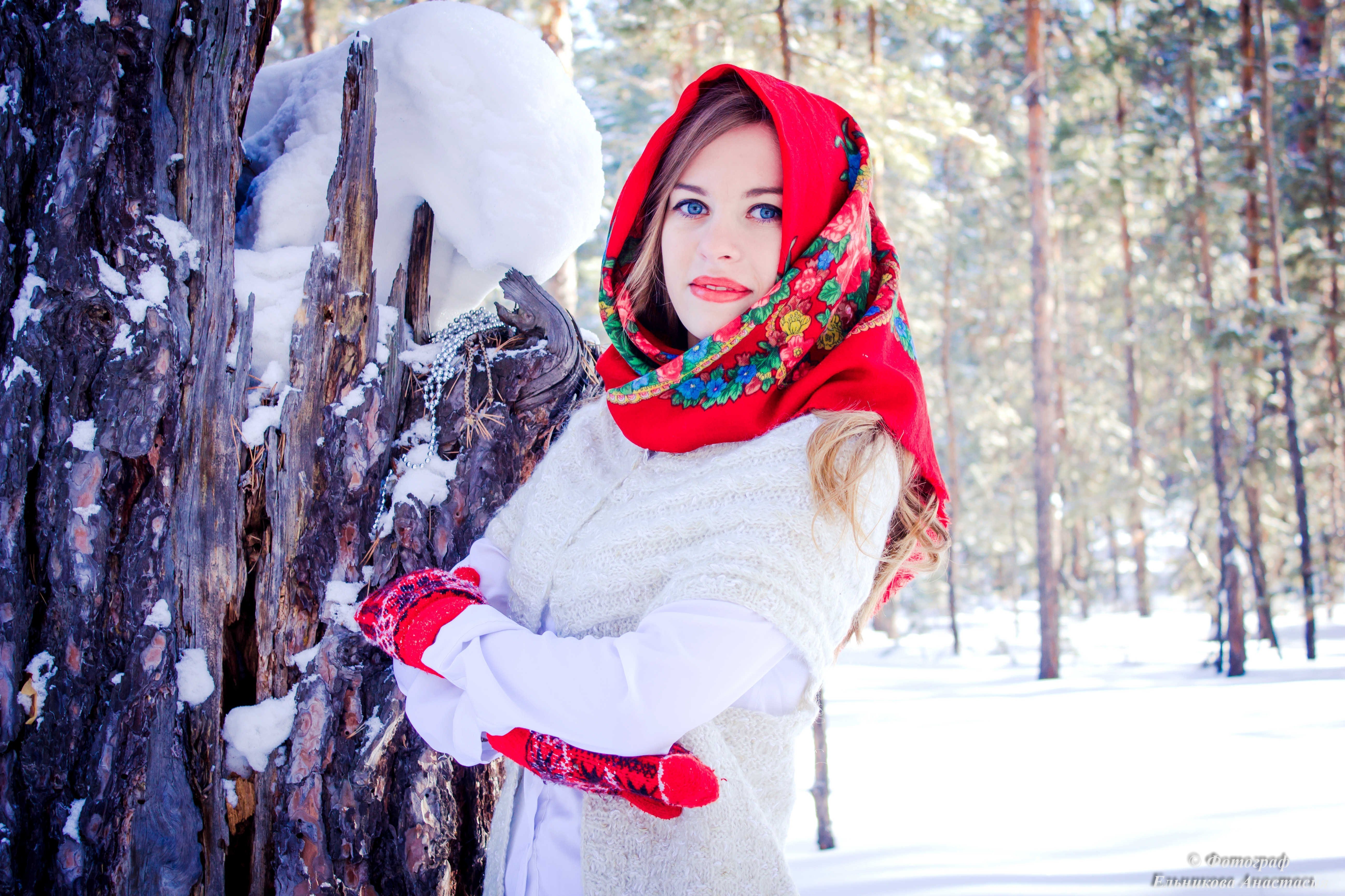Стоковые фотографии по запросу Девушка зима лес