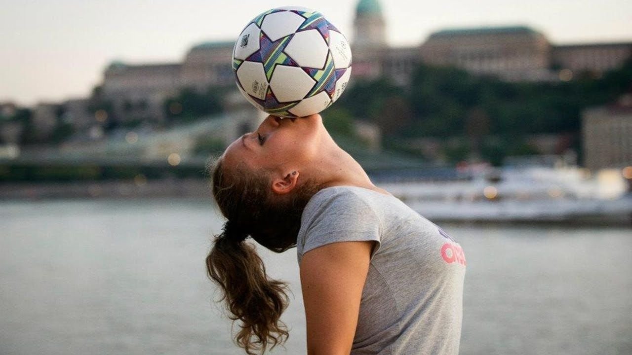 Мяч девушка игры на. Девушка с мячом. Девушка с футбольным мячом. Девочка с мячиком. Парень с мячом.
