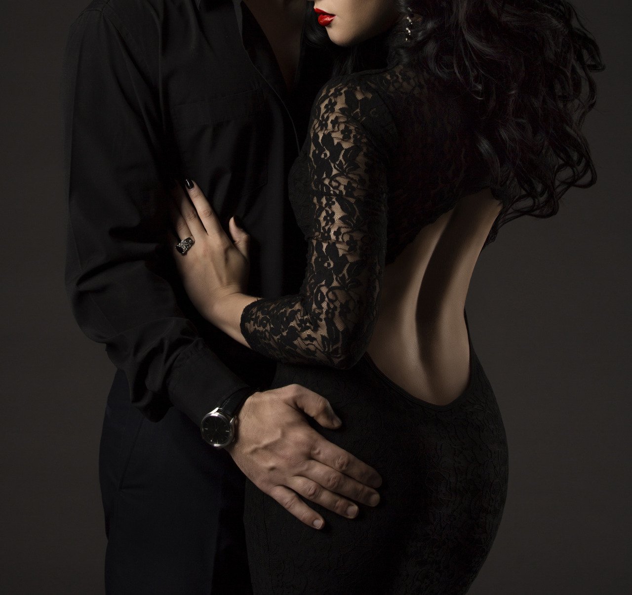 Чувственный с двумя. Мужчина и женщина страсть. Девушка в Вечернем платье с мужчиной. Фотосессия в черном платье. Элегантные мужчина и женщина.