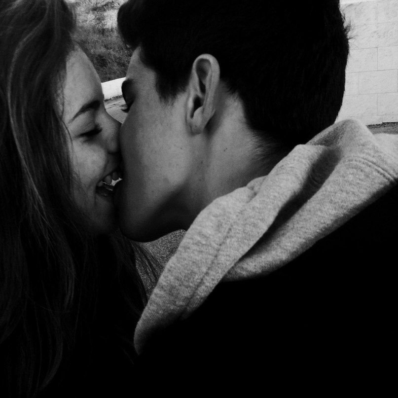 Девушка поцелуй парень: изображения без лицензионных платежей