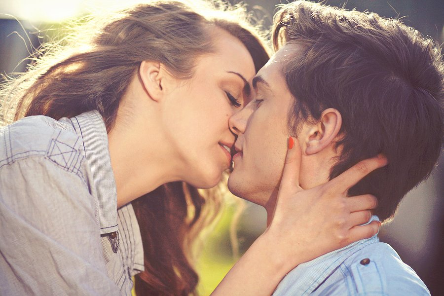 Красивый поцелуй. Парень целует девушку. Поцелуй фото. Картинки парень с девушкой. Две тетки и парень