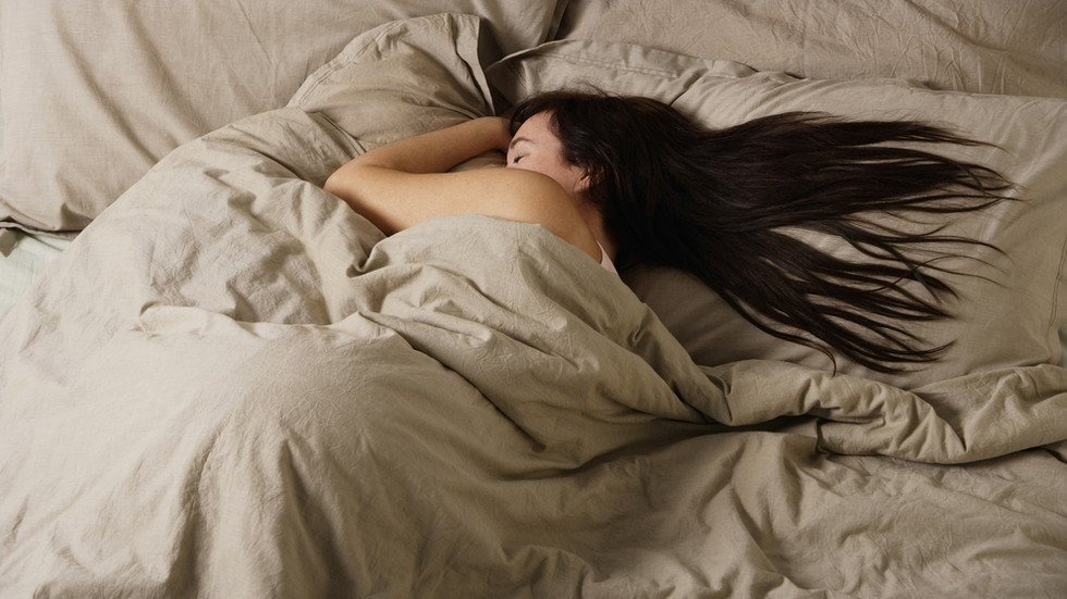 Спящая женщина в кровати (42 фото)