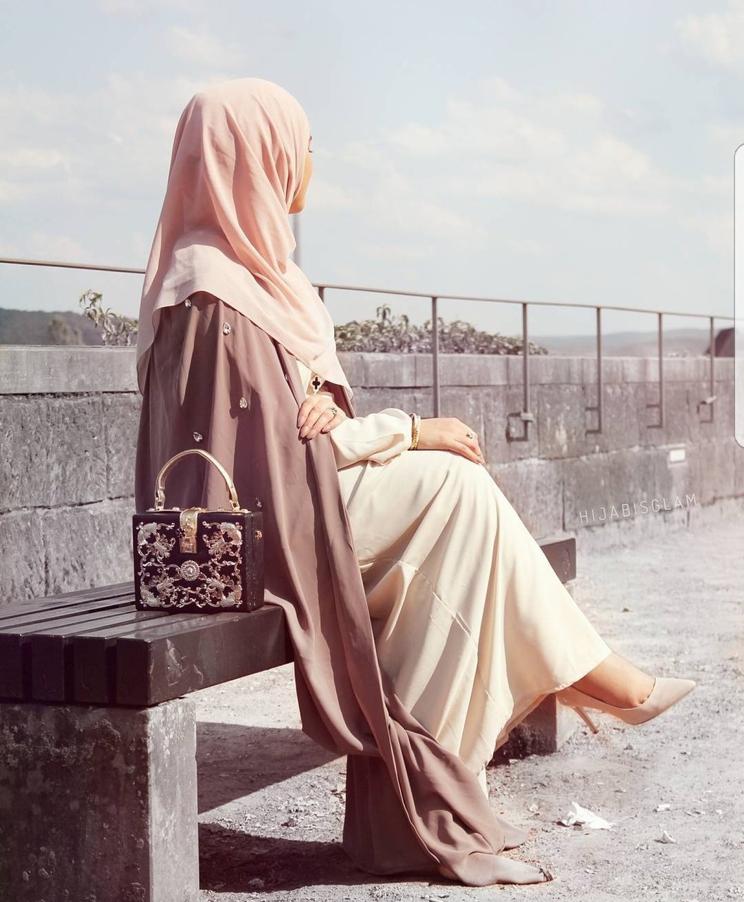 Девушка в хиджабе со спины. Девушка мусульманка. Мусульманка в хиджабе со спины. Красивый хиджаб.