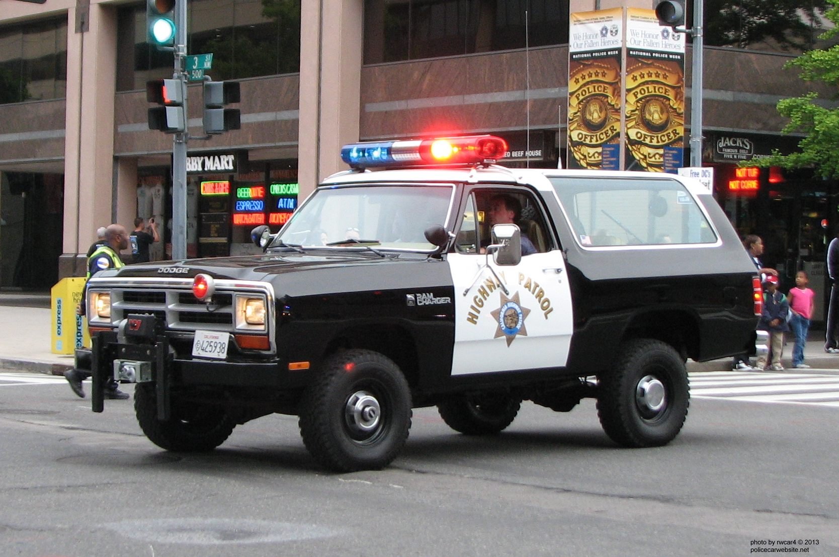 Польский пикап. Додж полицейский джип. Dodge Ramcharger 1987 полиция. Dodge Ramcharger Police. California Highway Patrol Додж.