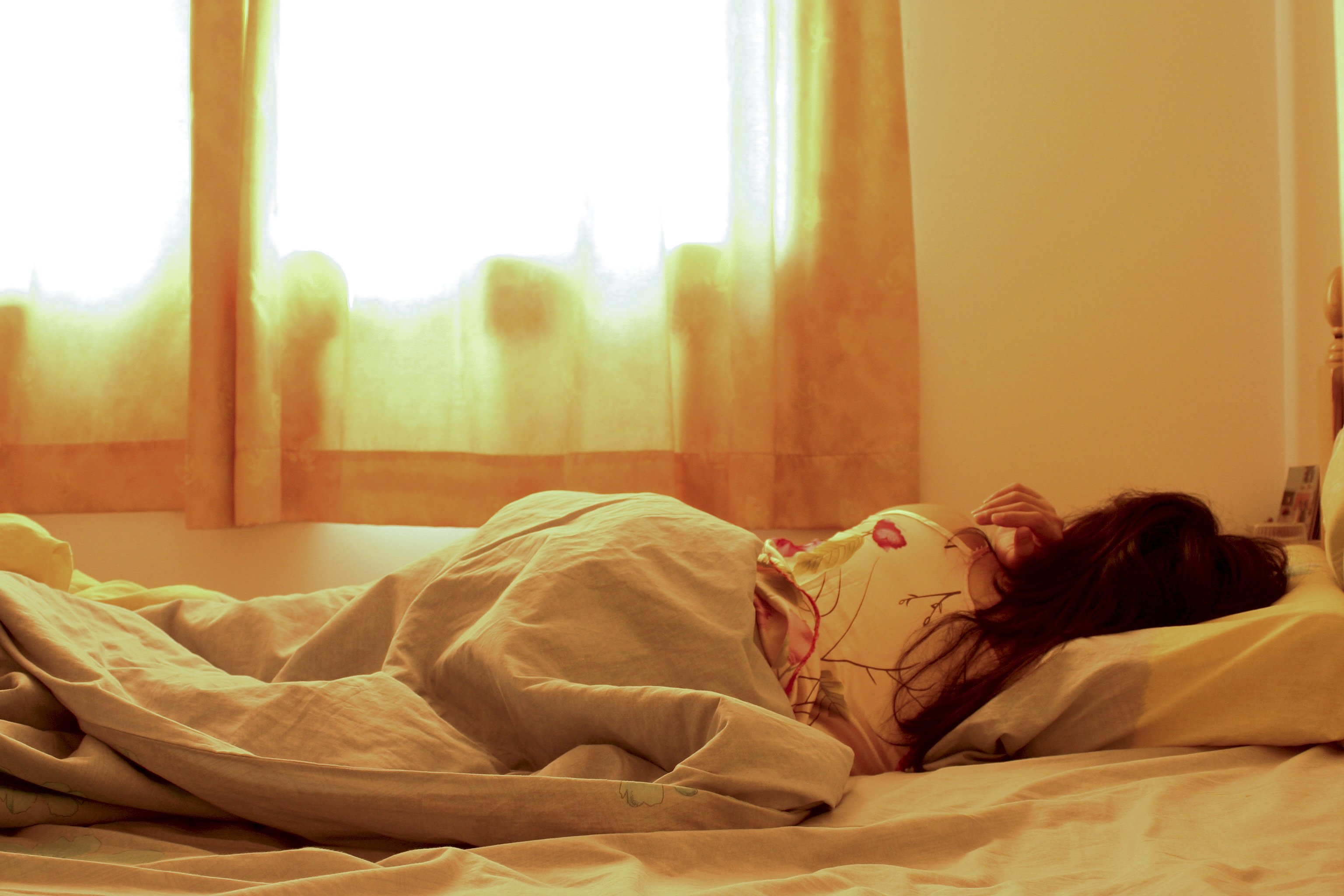 Красивая женщина, спать в нижнем белье на кровати | Премиум Фото