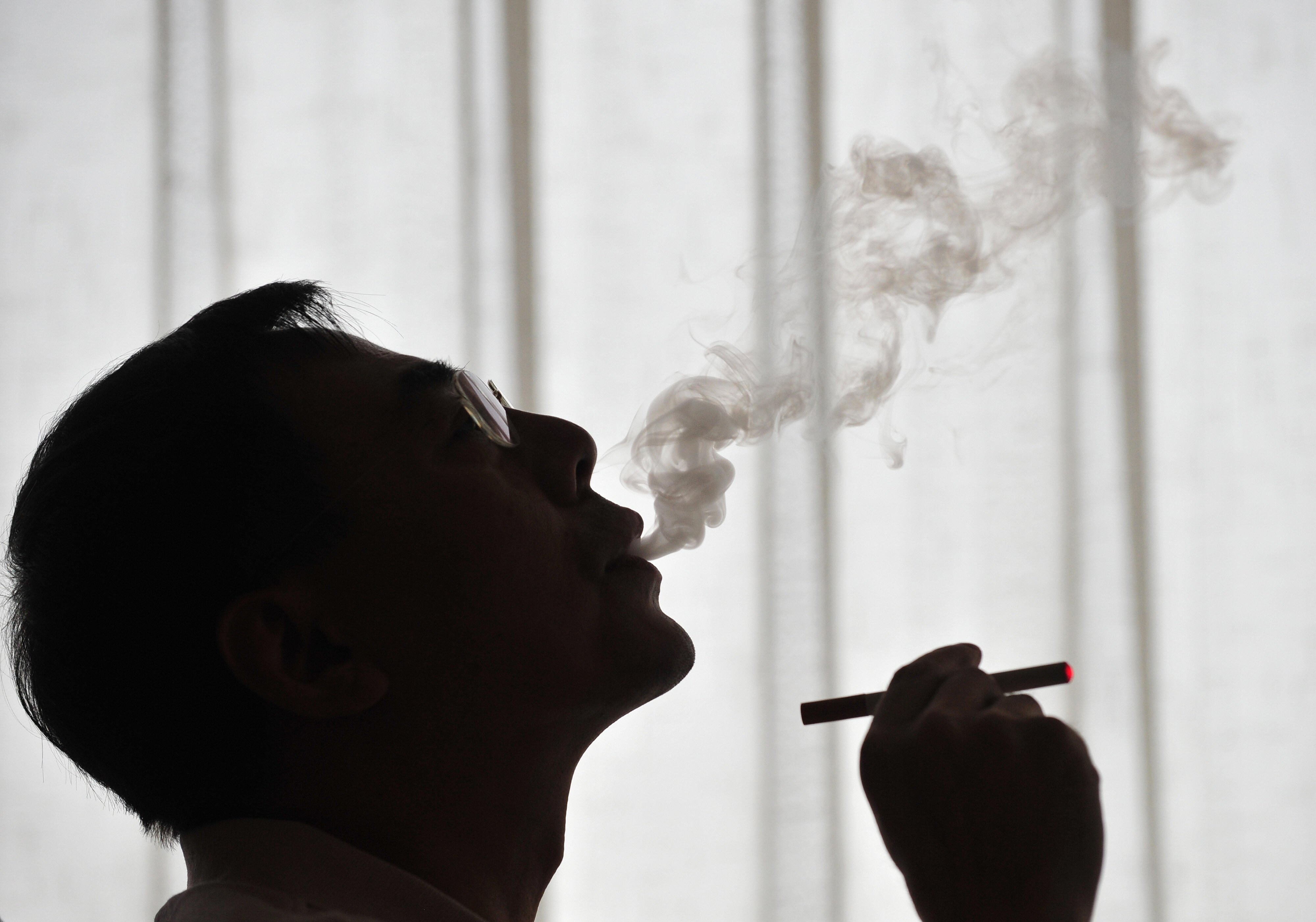 Муж курит в квартире. Человек с сигаретой. Парень с сигаретой. Парень курит сигарету. Человек с сигаретой Эстетика.