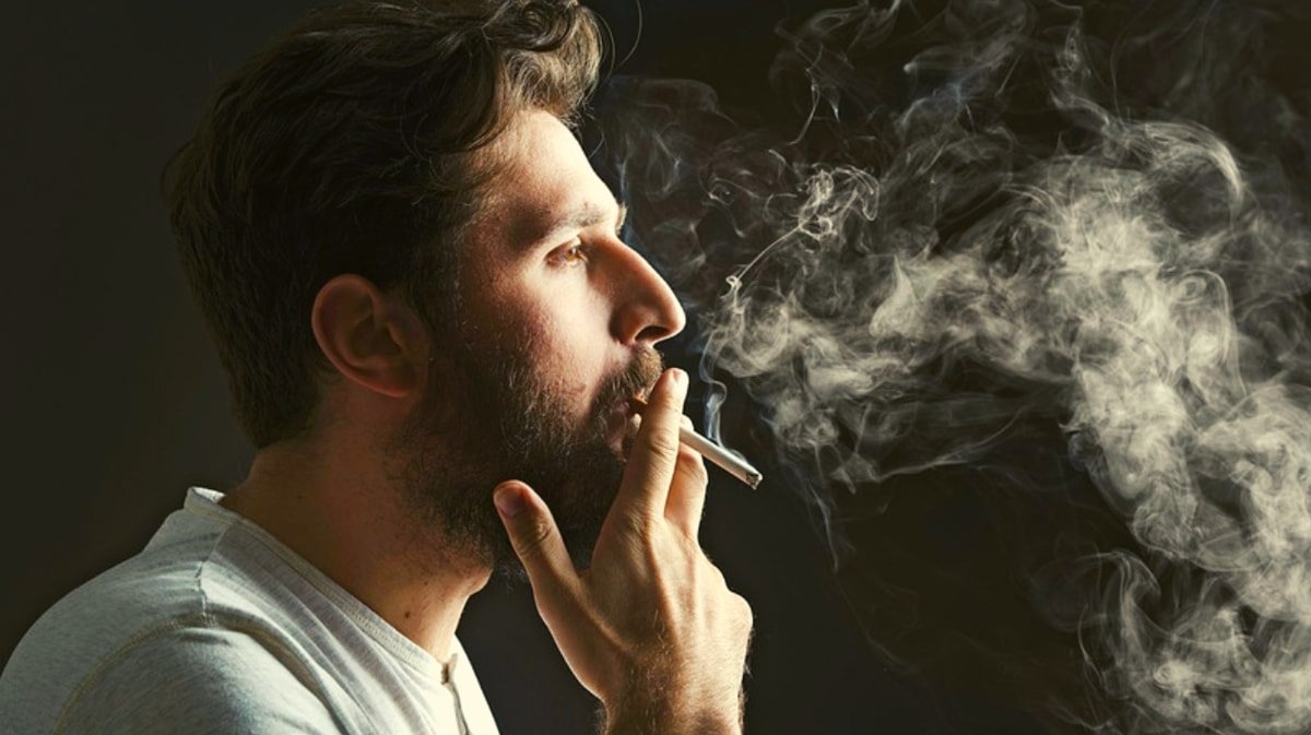 Уставший от всего курю ее. Мужчина курит. Человек с сигаретой. Курящий мужчина. Мужчина закуривает сигарету.