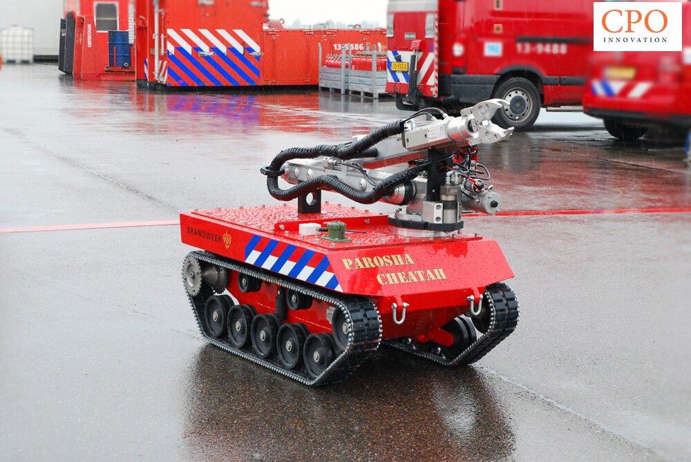 Роботы для обеспечения безопасности. Гусеничный беспилотный пожарный робот LUF 60. Робот спасатель. Роботы МЧС.